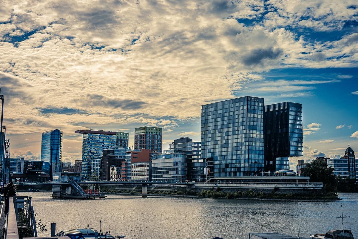 Medienhafen Düsseldorf mit moderner Architektur am Rhein